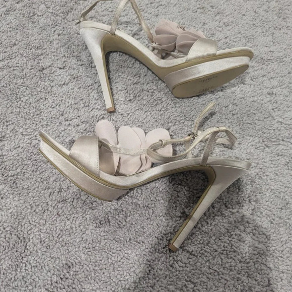 Kate Preston Heels Size 8 Champagne color with floral detail - Picture 4 of 7